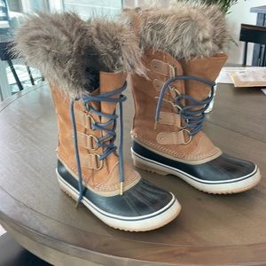 Good condition, SOREL's Joan of Arctic winter boots.